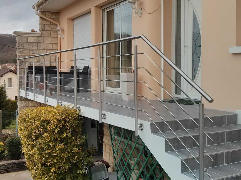 rambarde à lisses tout en inox sur terrasse d'entrée rambarde à lisses tout en inox sur terrasse d'entrée